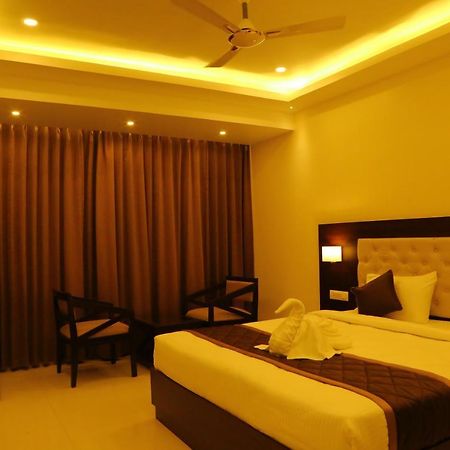 Vsr Grand Hotel Madanapalle ภายนอก รูปภาพ