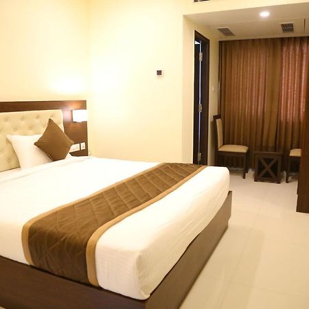 Vsr Grand Hotel Madanapalle ภายนอก รูปภาพ