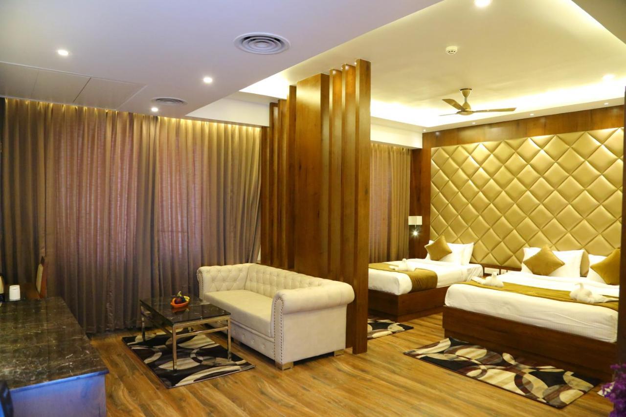 Vsr Grand Hotel Madanapalle ภายนอก รูปภาพ