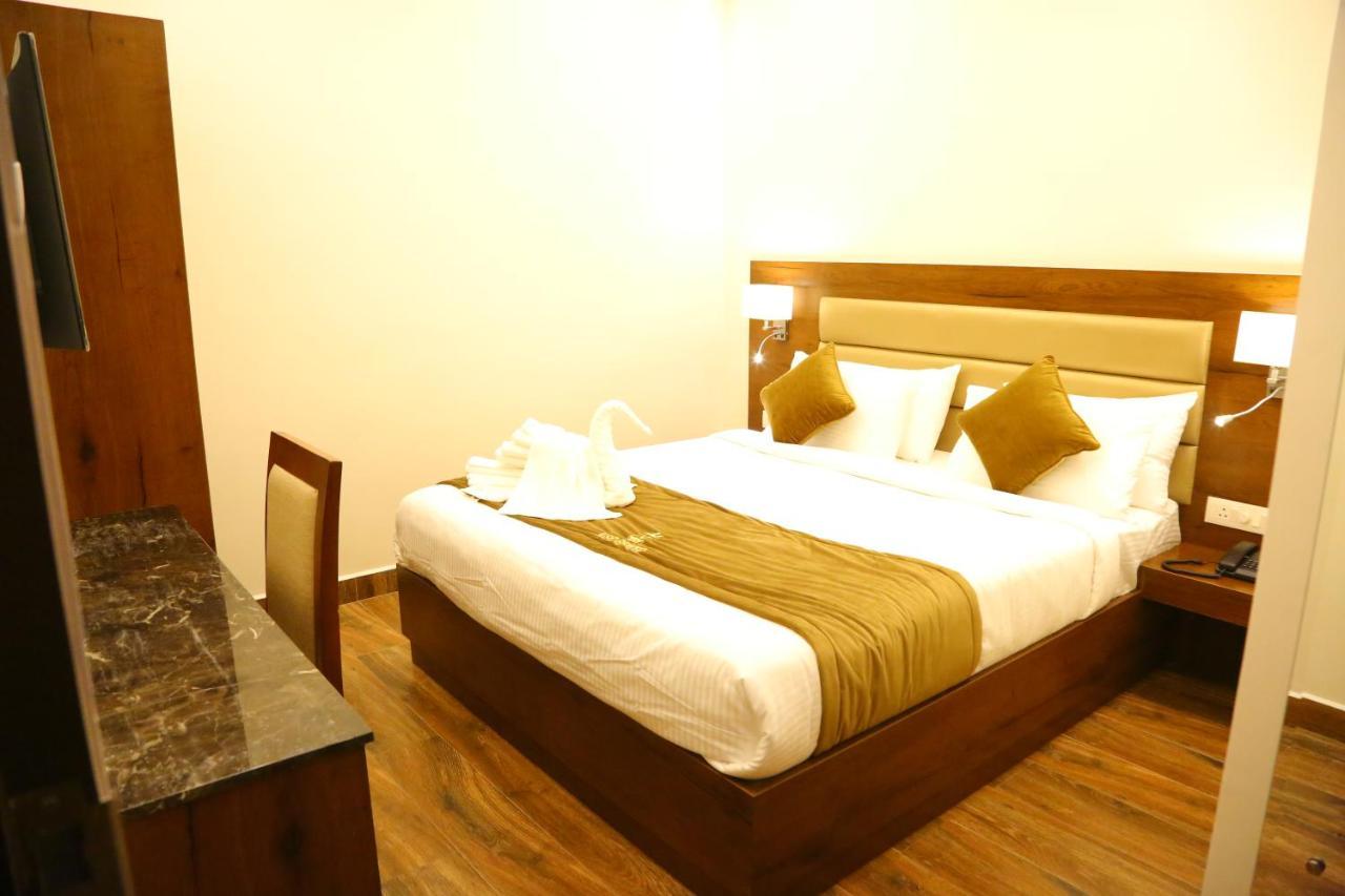 Vsr Grand Hotel Madanapalle ภายนอก รูปภาพ