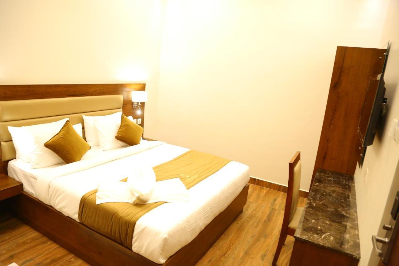 Vsr Grand Hotel Madanapalle ภายนอก รูปภาพ