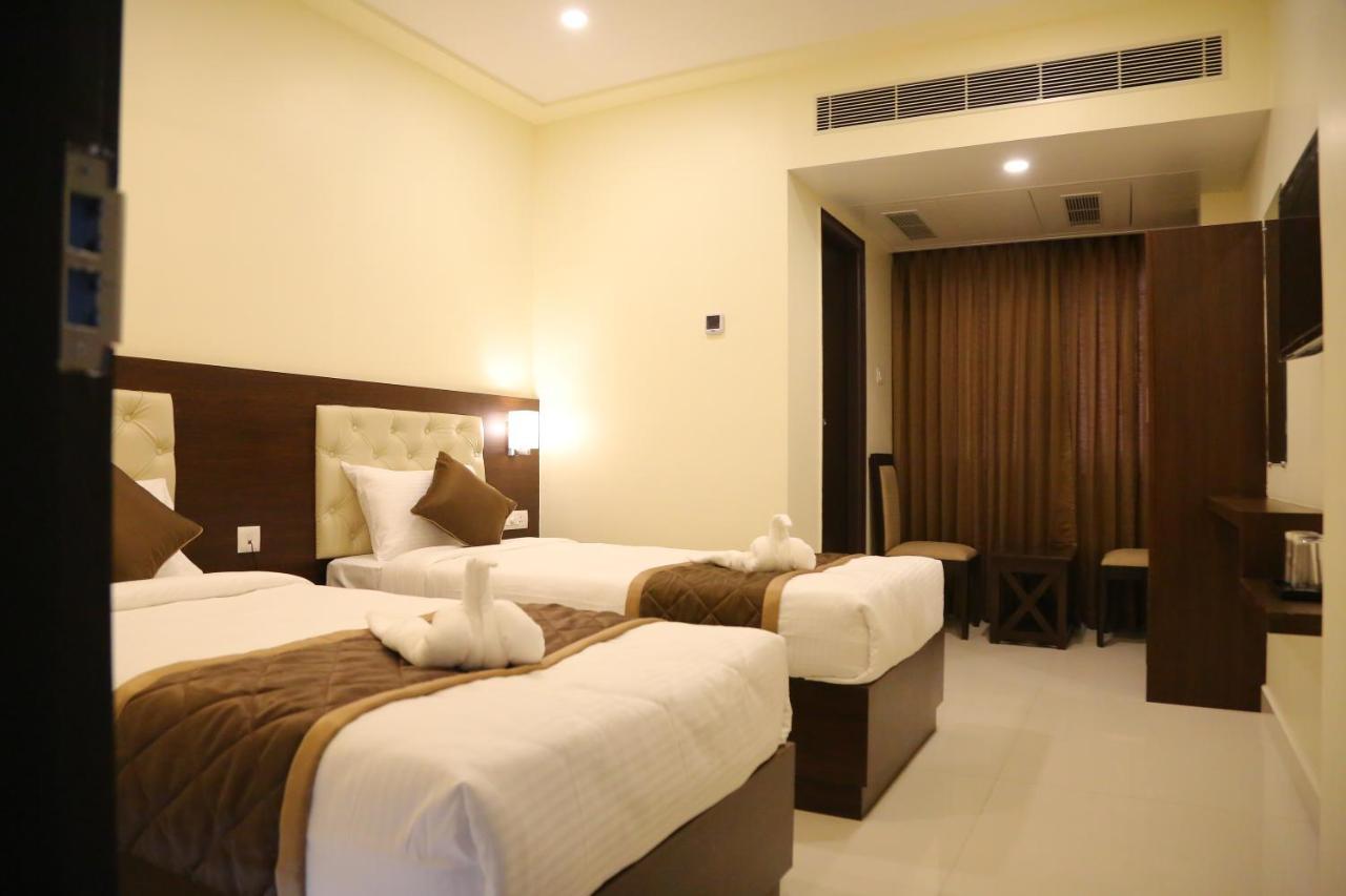 Vsr Grand Hotel Madanapalle ภายนอก รูปภาพ