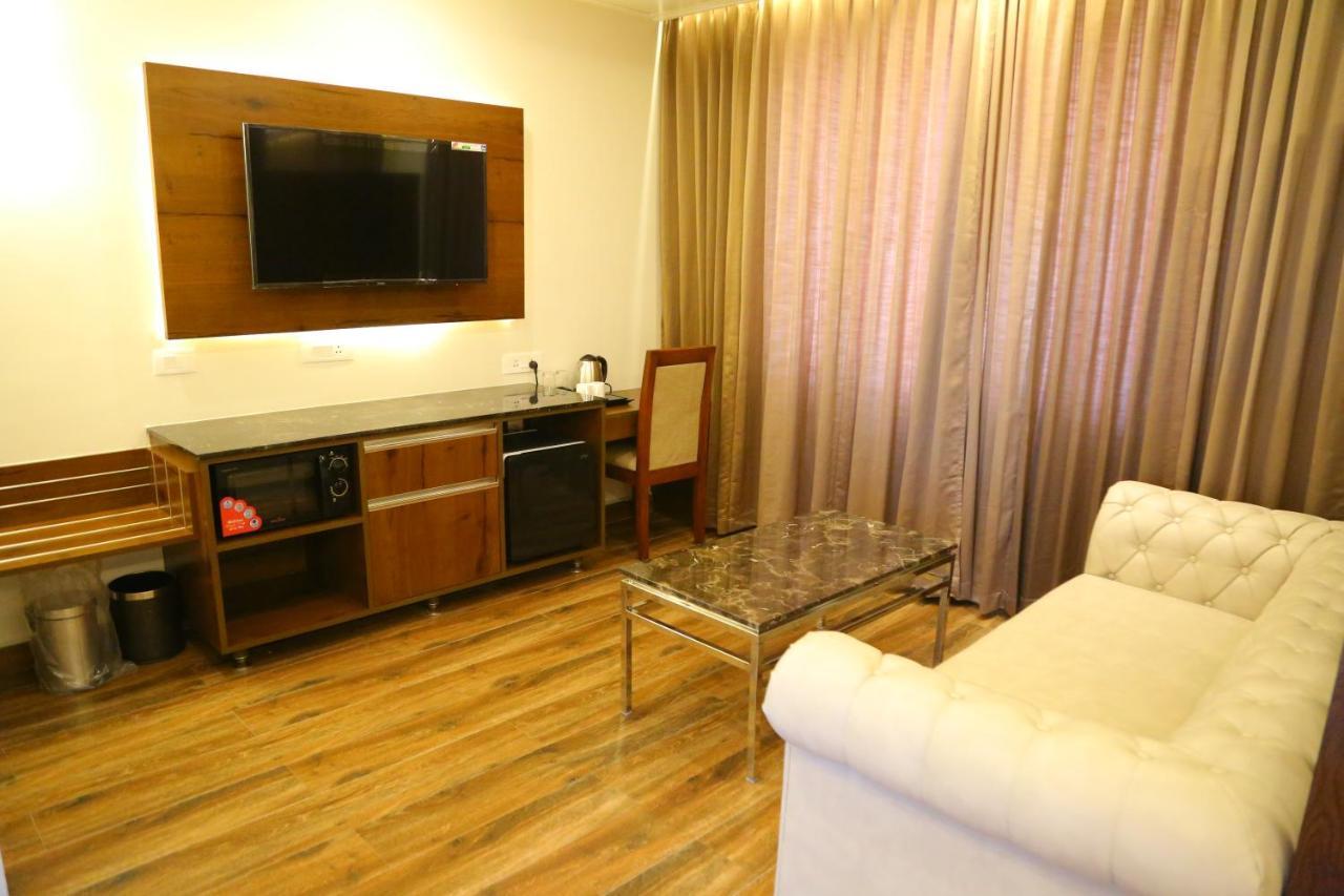 Vsr Grand Hotel Madanapalle ภายนอก รูปภาพ