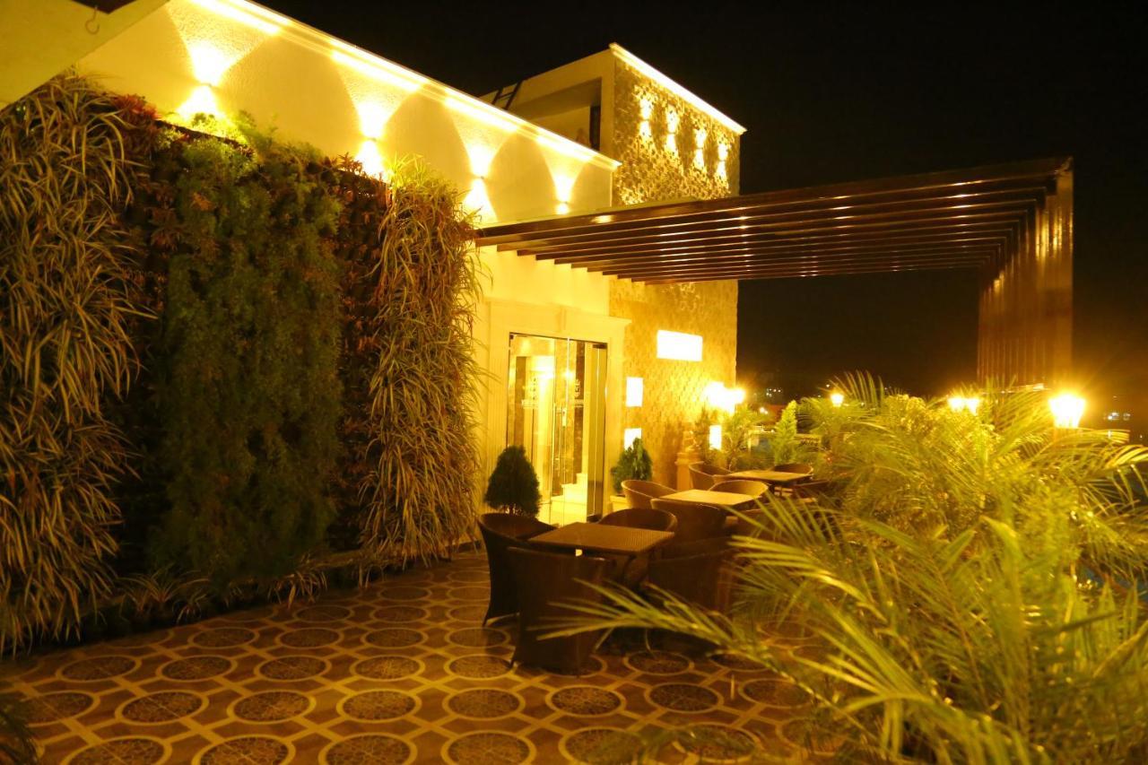 Vsr Grand Hotel Madanapalle ภายนอก รูปภาพ