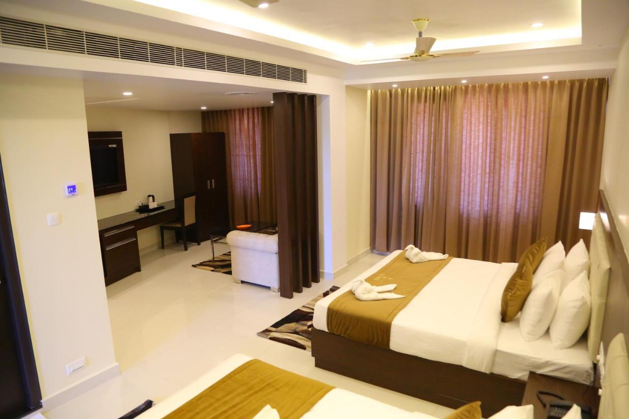Vsr Grand Hotel Madanapalle ภายนอก รูปภาพ