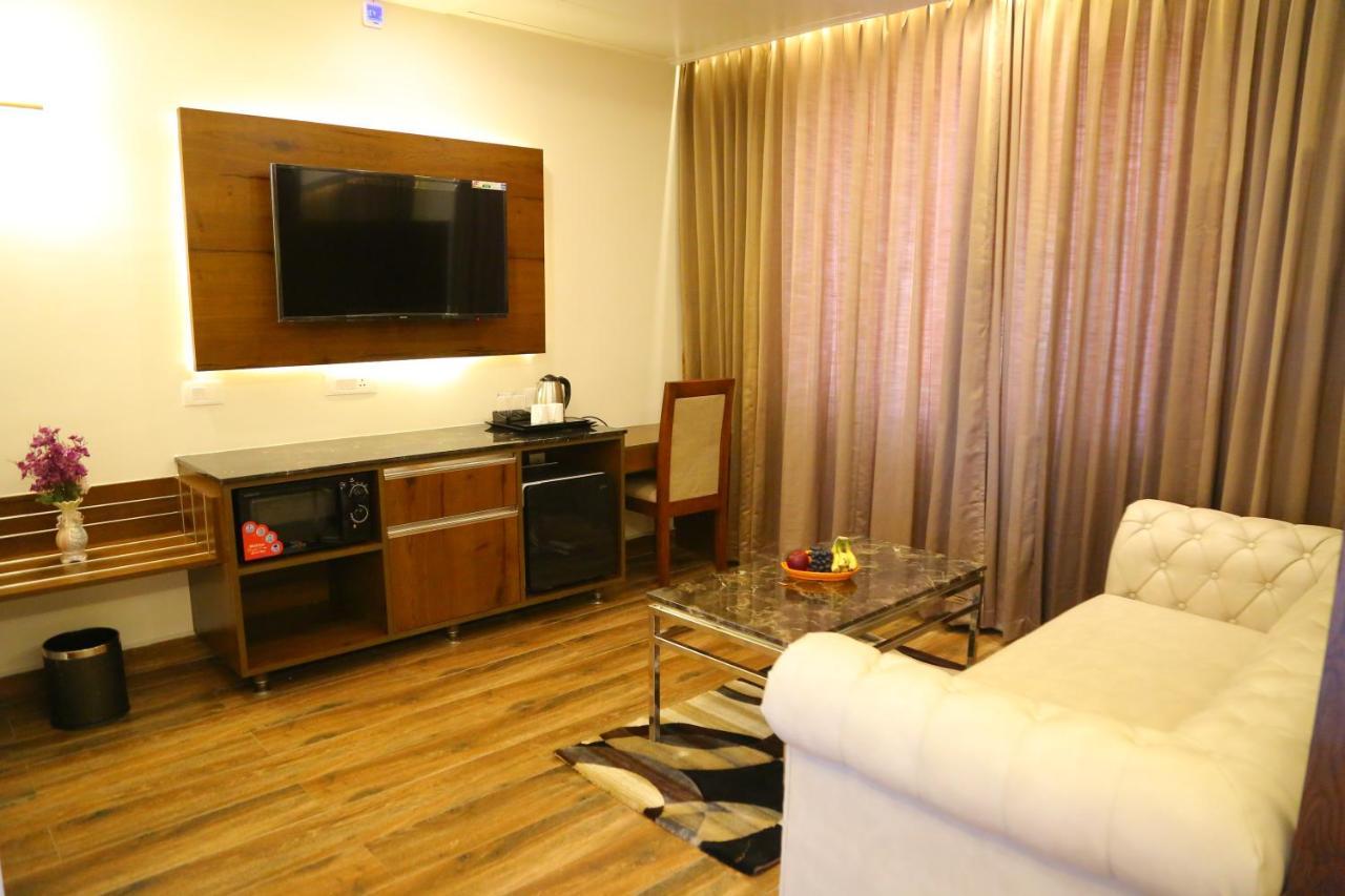 Vsr Grand Hotel Madanapalle ภายนอก รูปภาพ