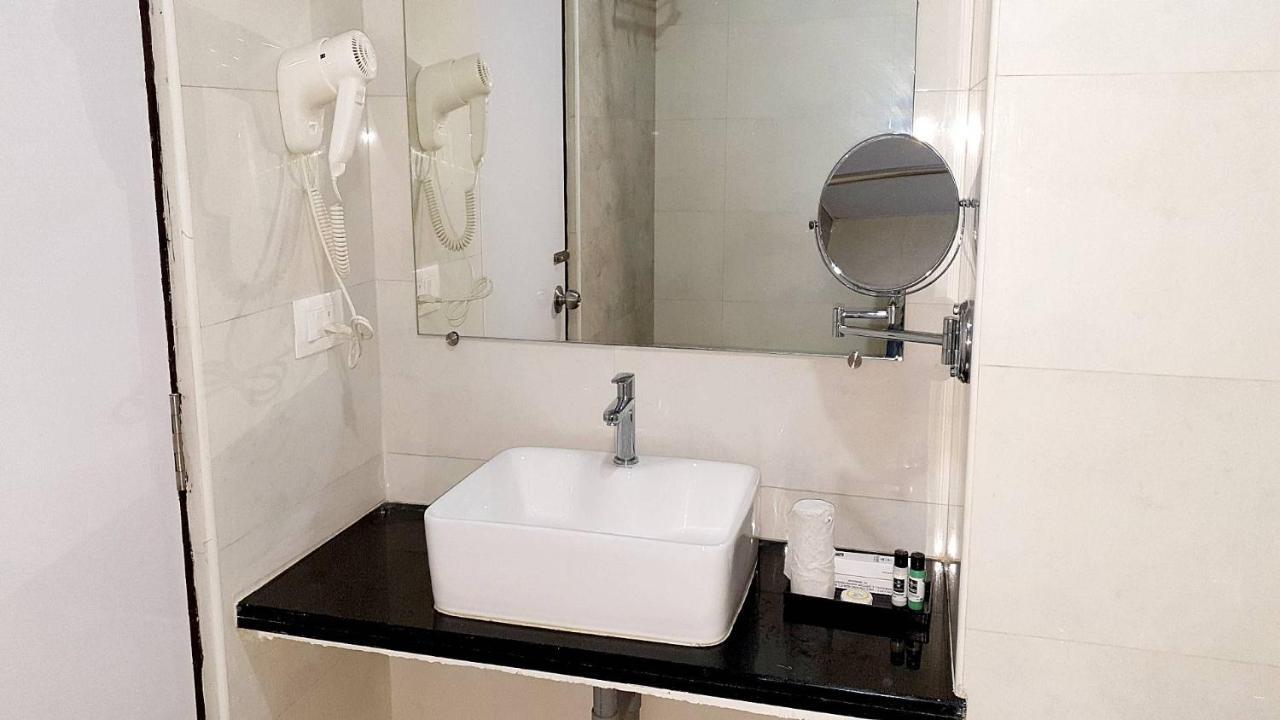 Vsr Grand Hotel Madanapalle ภายนอก รูปภาพ